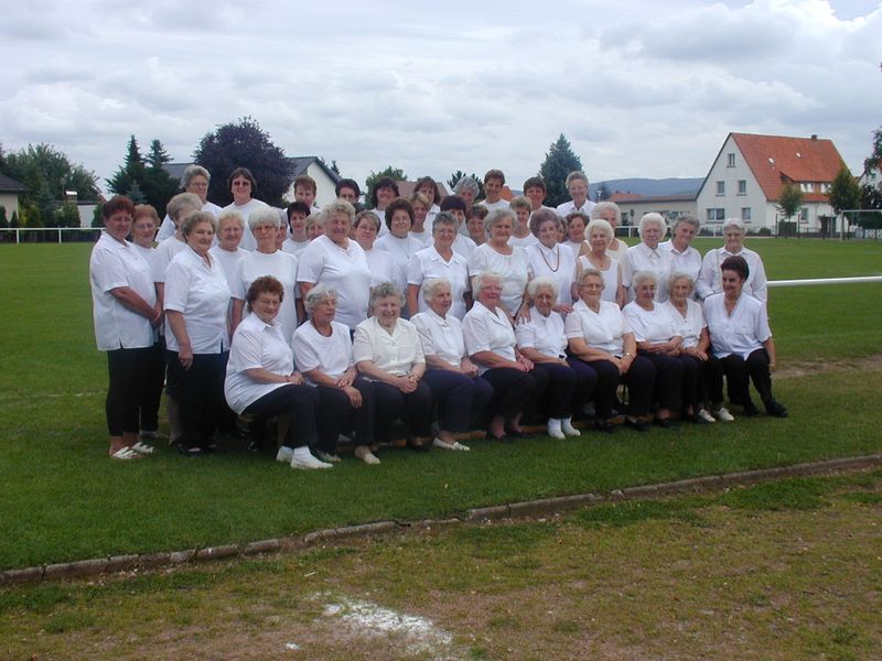 tl_files/TSV-Dielmissen/Bilder/Diverse/Frauengruppen E 2002.JPG